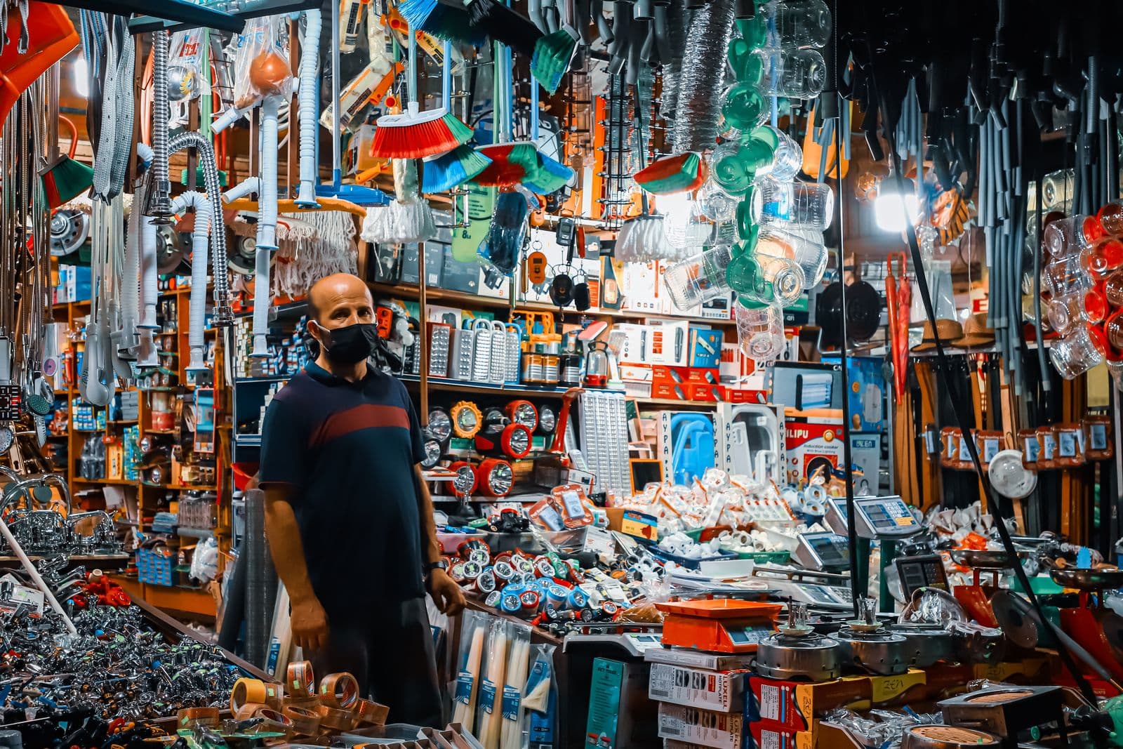 مستودع بي إم تي لمواد البناء في الأردن